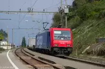 Auf der Linie Bellinzona-Luino(-Gallarate) sind die Güterzüge von SBB Cargo heute fast ausschliesslich mit modernen Loks aus der TRAXX oder EuroSprinter Familie bespannt. Neben den Re 474 kommen wie hier auch Re 484 zum Einsatz. Der Lokwechsel findet in diesen Fällen meistens in Bellinzona statt. Hier durchfährt Re 484 002 am 10. April 2015 gerade den Bahnhof San Nazzaro.