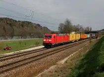 Die 185 353 mit einem Containerzug am 11.04.2015 unterwegs bei Seestetten.