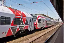 . Endlich vereint - Zusammen erreichen der S�WEX der DB Regio und der CFL KISS 2306 am 10.04.2015 den Trierer Hauptbahnhof. Als RE 5114 kommen sie aus Koblenz, in Trier wird der Zug dann gef�gelt. Der 5-teilige FLIRT 3 f�hrt weiter nach Mannheim HBF, w�hrend der KISS seine Reise nach Luxembourg fortsetzt. (Jeanny)

Seit dem 28. M�rz 2015 verkehren t�glich 18 direkte Z�ge zwischen 5h10 und 22h26 von Luxembourg nach Koblenz und zwischen 6h03 und 22h06 gibt es t�glich 17 Verbindungen von Koblenz nach Luxembourg. Die Fahrzeit zwischen Luxembourg und Koblenz betr�gt 2 Stunden 29 Minuten.

Mit dem neuen Rheinland-Pfalz-Ticket-Plus-LU k�nnen bis zu 5 Personen f�r den Preis von 50 � von jedem beliebigen Bahnhof in Luxemburg aus durch ganz Rheinland-Pfalz und das Saarland reisen.
