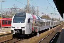 . Etwas farblos - Die beiden ungleichen Z�ge DB Regio S�WEX und CFL KISS erreichen am 10.04.2015 als RE 5114 den Hauptbahnhof von Trier. Von der Seite betrachtet sehen die gekoppelten Z�ge leider etwas blass aus und ergeben ein recht disharmonisches Bild. In Trier werden der 5-teilige FLIRT 3 der DB Regio (S�WEX) und der KISS der CFL (Chemins de Fer Luxembourgeois) gefl�gelt, von dort fahren sie einzeln weiter nach Mannheim Hbf, resp. Luxembourg. (Hans)
