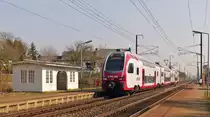 . Als DB Regio S�WEX und CFL KISS noch solo unterwegs waren - Der CFL KISS 2306 kommt am 18.03.2015 aus Trier und f�hrt ohne Halt durch Betzdorf/Syr seinem Ziel Luxembourg entgegen.  (Jeanny)

Die Haltestelle Betzdorf/Syr bietet ein Schmankerl f�r die Fotografen. Ein Relikt aus l�ngst vergangenen Zeiten in Form eines schmucken Warteh�uschens aus Holz hat hier �berlebt und darf nat�rlich nicht auf den Aufnahmen fehlen. ;-)
