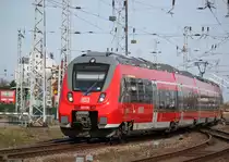 442 350-5 als S 1 von Warnem�nde nach Rostock Hbf bei der Ausfahrt im Bahnhof Warnem�nde.12.04.2015 