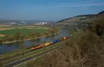 189 820 Locon mit Container Richtung Würzburg im Maintal bei Himmelstadt am 10.4.2015