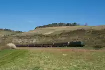 140 438 mit dem Henkelzug Richtung Würzburg bei Himmelstadt im Maintal am 10.4.2015.
(Graffiti auf der Lok wurde von mir Entfernt!!)