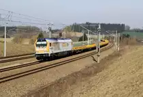 Die V 500.06 mit Bauwaggons bei Hebertshausen am 09.04.2015