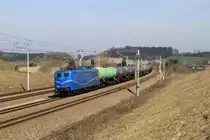 Die 151 170-8 der EGP mit Kesselwaggons bei Hebertshausen am 09.04.2015