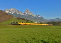 Re 4/4 11309 mit einem Postzug am 09.04.2015 bei Steinen. 