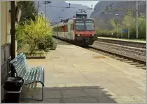 Der Regionalzug 6372 erreicht Varzo. Auf den falschen Gleis, sonst hätten die Reisenden die nicht niveaufreie Gleisüberquerung für das Gleis 3 benutzen müssen.
11. April 2015