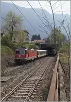 Der IR 3317 Brig - Domodossola wird auch dieses Jahr mit einem EW I Pendelzug geführt. Die SBB Re 4/4 II 11302 besorgt die Traktion. 
Varzo, den 11. April 2015