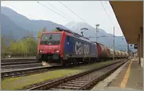 Die SBB Carog Re 474 009 (UIC 91 85 4 474 009-8 CH-SBBC) erreicht mit einem kurzen Güterzug Domodossola. Re 474 in Domosossola sind nicht selten, doch meist im Zusammenhang mit RoLa Zügen und nicht wie hier im Lokalen Güterverkehr eingesetzt.
11. April 2015