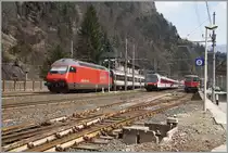 Nach langen, zwanzig dunklen Kilometer Tunnelfahrt das helle Licht Italiens und - SBB Züge:  In der Bildmitte wartet ein Walliser Domino die Durchfahrt des von der Re 460 114-2 geschobenen IR 3323 ab und auf Gleis 5 ist der Autozug mit der Re 4/4 II 11134 eingetroffen. 
Iselle, den 11. April 2015