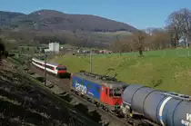 SBB: Zufällige Begegnung vom 8. April 2015 bei Niederbipp. Re 6/6 11674  MURGENTHAL  mit Oelzug und IR Konstanz-Biel.
Foto: Walter Ruetsch