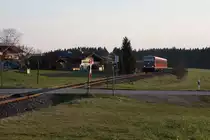 Auf seiner Fahrt von Waging am See nach Traunstein wird 628 628-0 gleich den Haltepunkt von Weibhausen erreichen. (10.04.15)