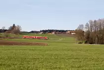 In Unteraschau kann man eine der deutlichen Steigungen der Strecke Traunstein - Waging am See mit 628 628-0 gut erkennen. (10.04.15)