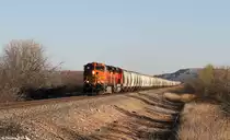 BNSF 5102 + 9134 mit Güterzug am 29.03.2015 bei Snyder, Texas.