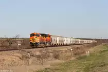 BNSF 5102 + 9134 mit Güterzug am 29.03.2015 bei Snyder, Texas.