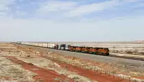 BNSF 8112, 6979, 8090, 7616 und 8255 mit Containerzug am 29.03.2015 bei Taiban, New Mexico.