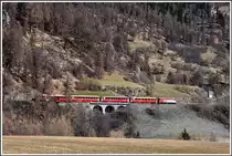 R1932 mit der Ge 4/4 II 633  Zuoz  zwischen Susch und Sagliains. (10.04.2015)