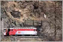 R1932 mit der Ge 4/4 II 633  Zuoz  zwischen Susch und Sagliains. (10.04.2015)