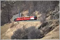 R1932 mit der Ge 4/4 II 633  Zuoz  zwischen Susch und Sagliains. (10.04.2015)