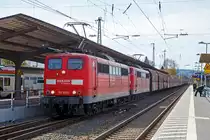 
In Doppeltraktion fahren die 151 165-8 und ein weitere 151er der DB Schenker Rail Deutschland AG am 12.04.2014 mit einem Kohlezug (Ganzzug mit Wagen der Gattung Falns) durch den Bahnhof Neuwied in Richtung Süden.