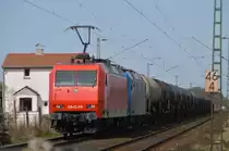 Bei Fischeln kommt die 145-CL 015/145 093-1 + 185 526-1 für die RHC fahrend mit einem Tankzug. 12.4.2015