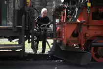 Schaku kuppelt, Bild 3  12.04.2015 13:57:23 Uhr.
Der Meesta schließt die Bremsschläuche an. Oybin.