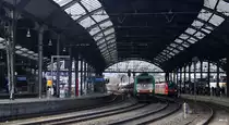 Die Cobra 2843 kommt aus Richtung Aachen-West und fährt durch den Aachener-Hbf in Richtung Köln mit einem langen Audi-Autozug aus Muizen(B) nach Köln-Gremeberg(D).
Aufgenommen vom Bahnsteig 2 vom Aachen-Hbf bei Sonne und Regenwolken und Sturm am Vormittag vom 31.3.2015.