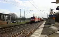 152 043-6 und 152 117-8 beide von DB kommen aus Richtung Trier und durchfahren Hetzerath mit einem langen Kohlenzug aus dem Saarland nach Koblenz in Richtung Sehlem-Wittlich-Koblenz.
Bei Sonne und Regenwolken am Nachmittag vom 1.4.2015.