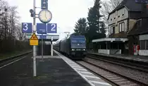 185 569-1 von MRCE kommt aus Richtung Koblenz mit einem langen Kohlenleerzug aus  Moers(Gbf) nach Neunkirchen(Saar) und fährt durch Hetzerath in Richtung Trier.
Bei Sonne und Regenwolken am Nachmittag vom 1.4.2015.
