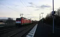189 037-5 und 189 041-7 beide von DB  kommen durch Hetzerath  aus Richtung Trier-Ehrang und fahren in Richtung Koblenz mit einem langen Erzleerzug aus Dillingen(an der Saar) nach Rotterdam(NL) in der Abendsonne am Abend vom 2.4.2015.