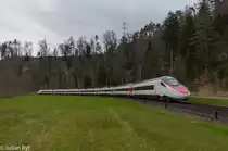 Am 11. und 12. April 2015 wurde in Horgen Oberdorf gebaut. Während die meisten Züge über die normale Umleitungsroute via Aargauer Südbahn geschickt wurden, fuhren die EC Zürich-Milano und Milano-Zürich durch das Sihltal. EC 23 wird am 11. April 2015 bereits mit einem ETR 610 geführt. Hier zwischen Langnau-Gattikon und Sihlwald.