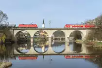 Begegnung mit einem Reionalexpress auf der Vilsbrücke in Vilshofen. 185 239 zieht einen gemischten Güterzug in Richtung Passau. 10.04.2015

Hersteller: Bombardier Transportation, Kassel
Fabriknummer: 33764
Abnahmedatum: 22.11.2005
Erst-Bw: Mannheim
UIC-Nr.: 91 80 6185 239-1 D-DB
Betreibernr. z.Z.d. Aufnahme: 185 239-1
EBA-Nr.: EBA 03J15A 039
Radsatzfolge: Bo'Bo'
Vmax (km/h): 140
Dauerleistung (kW): 4.200
Anfahrzugkraft (kN): 300
Dauerzugkraft (kN): 257
Dienstmasse (t): 84
Radsatzfahrmasse max. (t): 21
LüP (mm): 18.900