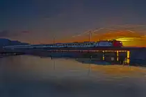 Re 456 093 und Re 456 095 fahren abends über den Seedamm Rapperswil.Bild vom 12.4.2015