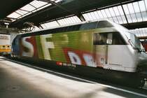 Die Re 460 032-6 mit der gr�nen SF DRS Werbung, steht am 11.6.03 im Z�rcher HB