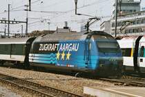 Die 460 034-2 mit der Aufschrift   ZUGKRAFT AARGAU   f�hrt am 11.6.03 aus dem Z�rcher HB