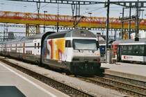 Die 460 056-5 mit der gelben SF DRS Werbung, f�hrt am 11.6.03 aus dem Z�rcher HB