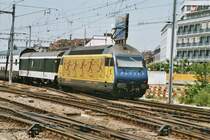 Die 460 040-9 mit einem Gem�lde, dass die Bedeutung  Hundert Jahre Bewegung   hat, f�hrt am 11.6.03 aus dem Z�rcher HB. (Die Lok ist auf der einen Seite Gelb und auf der andern Blau)