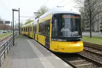 Berlin BVG SL M5 (Bombardier GT8-ERL 8024) Mollstrasse (Hst. Mollstrasse / Otto-Braun-Strasse) am 12. April 2015.