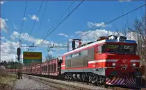 SŽ 363-032 zieht lehren Autozug durch Maribor-Tabor Richtung Norden. /3.4.2015