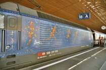 Die 460 040-9 mit einem Gem�lde, dass die Bedeutung  Hundert Jahre Bewegung   hat, steht am 11.6.03 im Z�rcher HB. (Die Lok ist auf der einen Seite Gelb und auf der andern Blau)