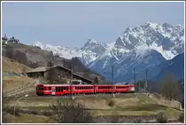 R1945 nach Pontresina mit Steuerwagen 1753 und Ge 4/4 II 633  Zuoz  bei Lavin. (10.04.2015)