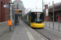 Berlin BVG SL M5 (Bombardier GT8-11ERL 8009) Henriette-Herz-Platz (Hst. S Hackescher Markt) am 12. April 2015.