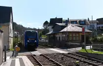 Im Land des VLEXX - RegioSwinger gibt´s nicht mehr!Nicht nur die RegioSwinger sind verschwunden, nein zwischen Neubrücke/Nahe und Bad Münster am Stein sieht man auch keine rot-weißen Fahrzeuge von DB Regio mehr. Den Haltepunkt Hoppstädten-Weihersbach und den Bahnhof Heimbach/Nahe hat es ganz hart getroffen. Nur noch 4 Zugpaare am Tag halten dort und das nur Montag - Freitag. Früher waren Hoppstädten, Heimbach/Nahe, Nohen und Kronweiler im 2.Stundentakt mit der RB Türkismühle - Mainz in beide Richtungen angebunden. Gefahren mit der Baureihe 628.
Heimbach/Nahe, Nohen und Kronweiler werden zwar jetzt im Stundentakt bedient aber über die RB nach Baumholder.
In Richtung Saarland geht es nur über den Umweg über Idar-Oberstein. 620 418 auf der Relation RE3 ist von Saarbrücken Hbf. nach Frankfurt am Main Hbf. unterwegs und braust nun durch den 380 Einwohner zählenden Ort Nohen. Der Hp Nohen wird auf beiden Seiten von einem Bahnübergang eingerahmt. Bahnstrecke 3511 Bingerbrück - Saarbrücken Hbf. am 18.04.2015