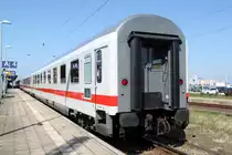 IC 2409(Warnem�nde-D�sseldorf)stand am 19.04.2015 noch ohne Lok im Bahnhof Warnem�nde