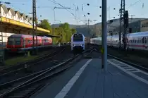 Flotter Dreier.....Links der Pendolino 610 511 des Koblenzer Museums....der sich recht flott in den Gleisbogen legt. In der Mitte der Süwex 429, der als RE flott zwischen Frankfurt und Koblenz unterwegs ist und rechts der IC nach Regensburg, der ebenfalls ein flottes Tempo hinlegt, wenn die 101 055-2 dann mal losgelassen wird.
Koblenz Hbf am 19.4.2015