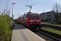Im doppel zieht die 152 043-6 mit eine Schwester einen leeren Coiltragwagenzug durch den Bahnhof Osterath in Richtung Duisburg. 12.4.2015