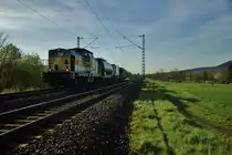 203 001 (ex DR V 100)ist mit einen Arbeitszug bei Thüngersheim am 15.04.15 zu sehen.