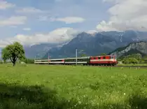 Die Re 4/4 11109 mit einem Reintalexpress am 09.05.2013 unterwegs bei Vild.