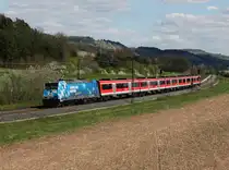 Die 146 246 mit einem RE am 18.04.2015 unterwegs bei Harrbach.